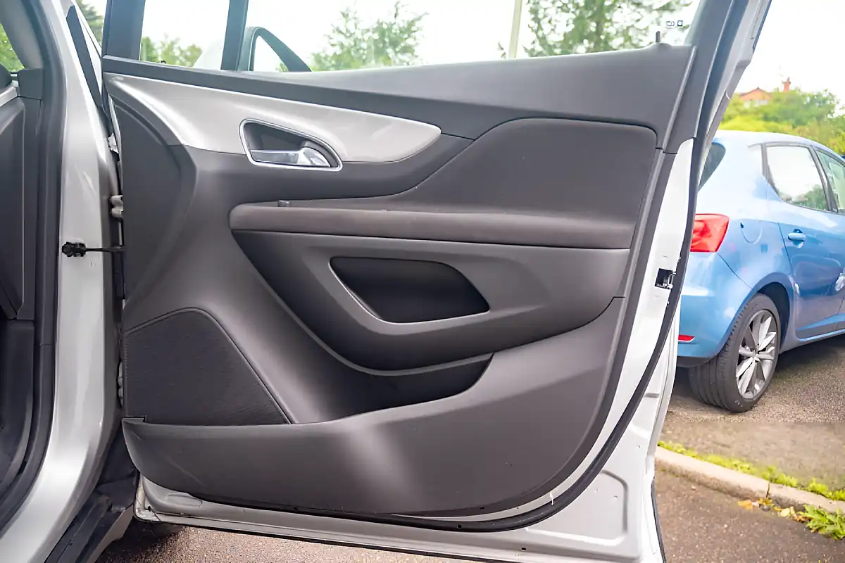 Used 2015 Vauxhall Mokka Exclusiv Sovereign Silver - Interior and Exterior details 14