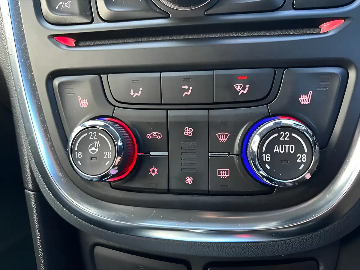Used 2015 Vauxhall Mokka Se Blue - Interior and Exterior details 13