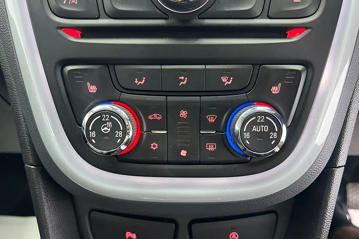 Used 2015 Vauxhall Mokka Se White - Interior and Exterior details 18