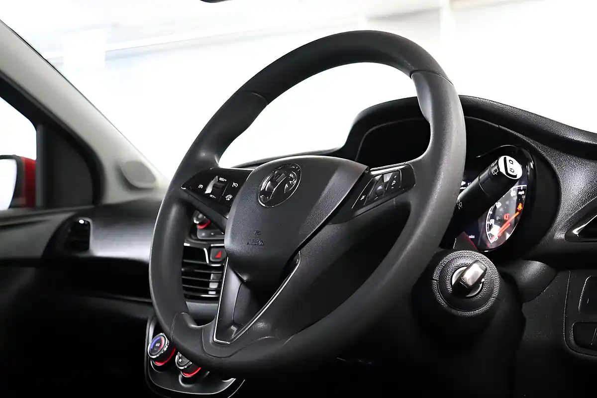 Used 2015 Vauxhall Viva Se Ac Red - Interior and Exterior details 10
