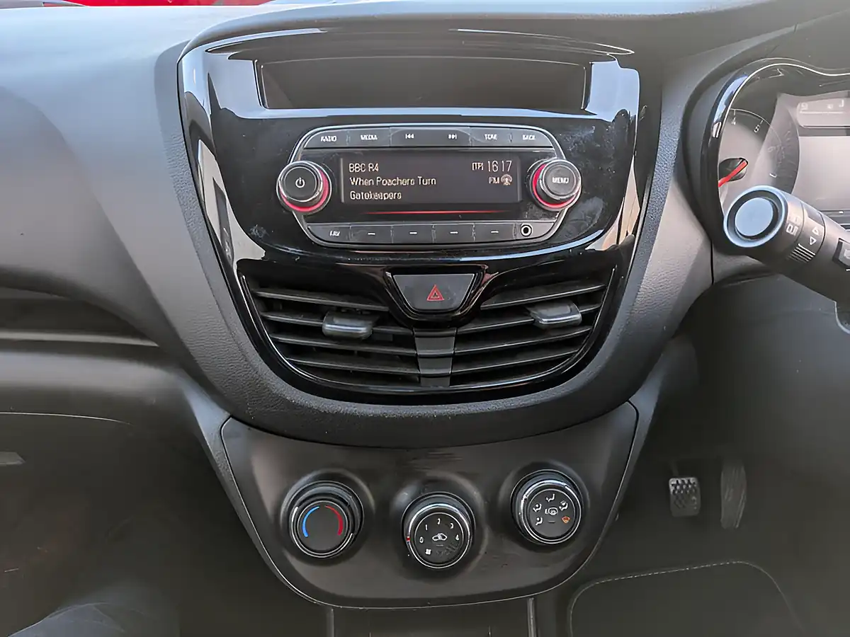 Used 2015 Vauxhall Viva Se Green - Interior and Exterior details 11