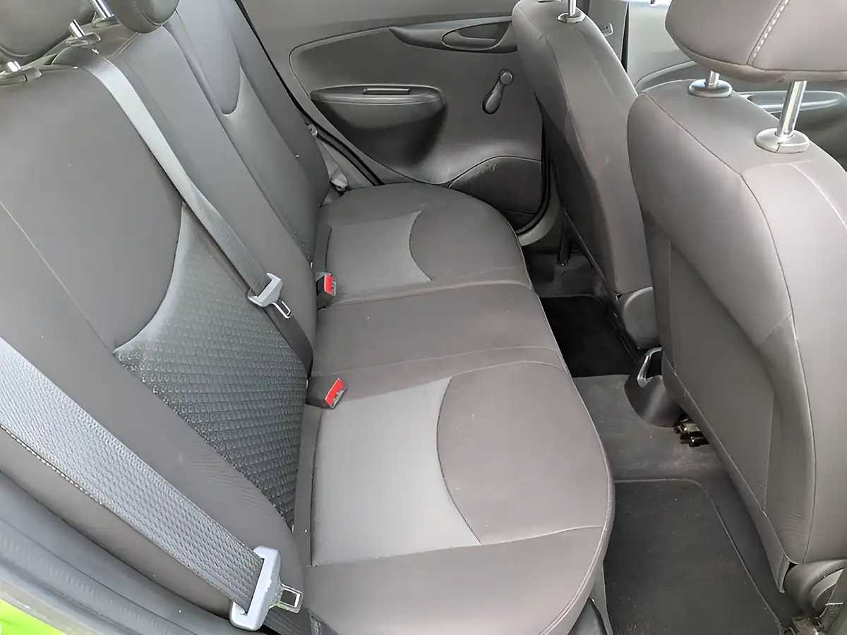 Used 2015 Vauxhall Viva Se Green - Interior and Exterior details 12