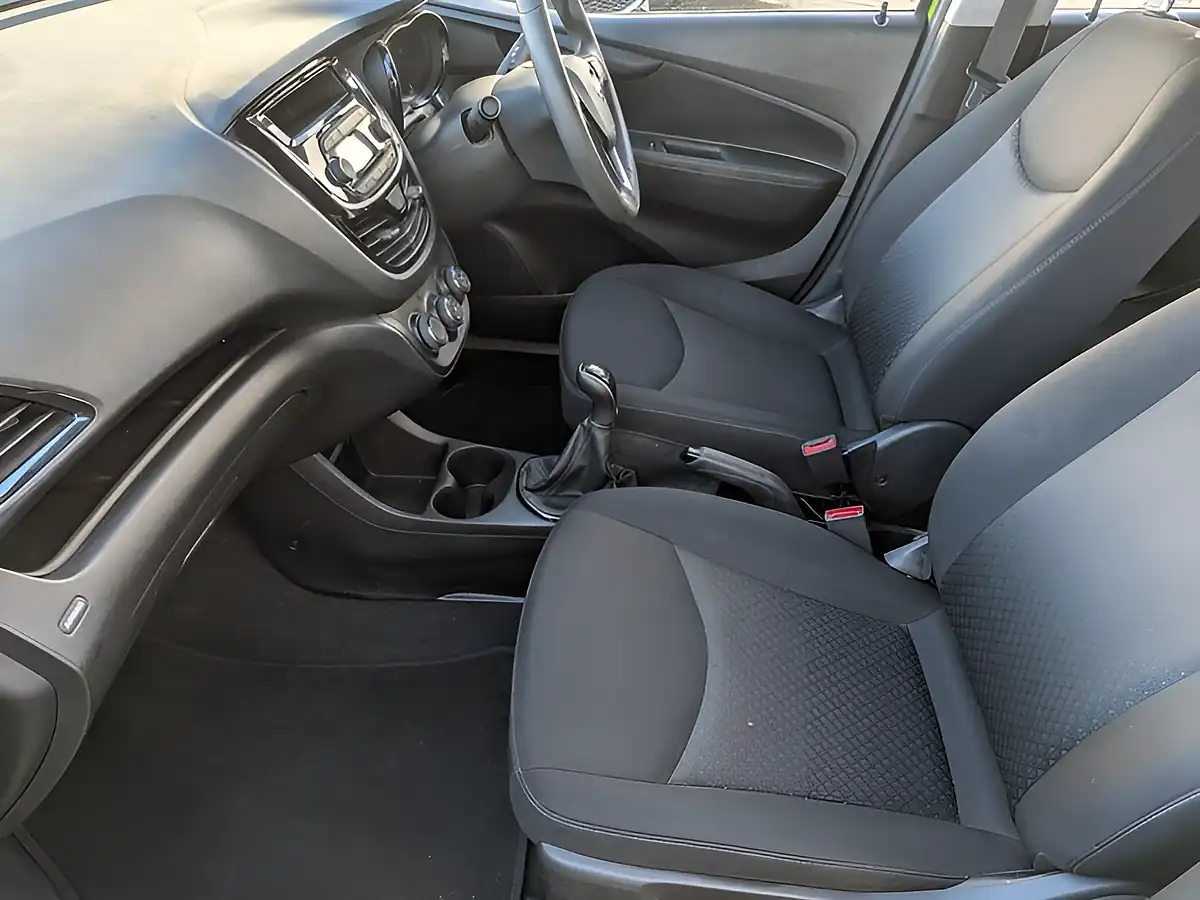 Used 2015 Vauxhall Viva Se Green - Interior and Exterior details 16