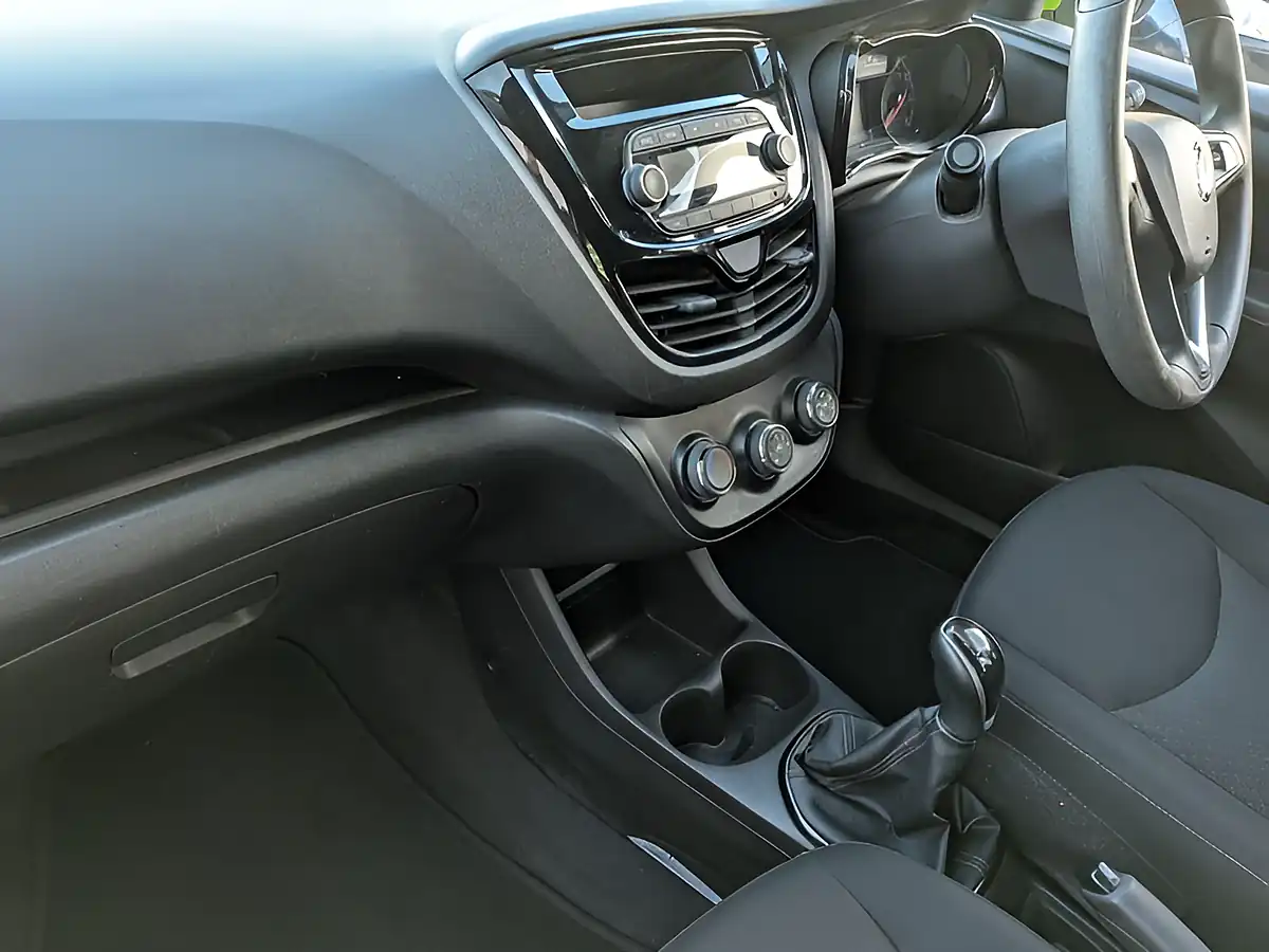 Used 2015 Vauxhall Viva Se Green - Interior and Exterior details 17