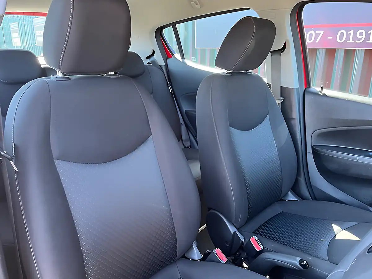 Used 2015 Vauxhall Viva Se Red - Interior and Exterior details 10