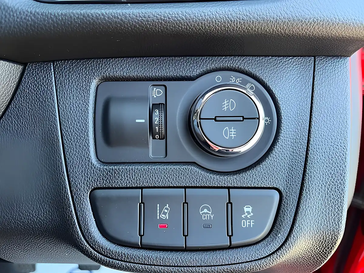 Used 2015 Vauxhall Viva Se Red - Interior and Exterior details 15