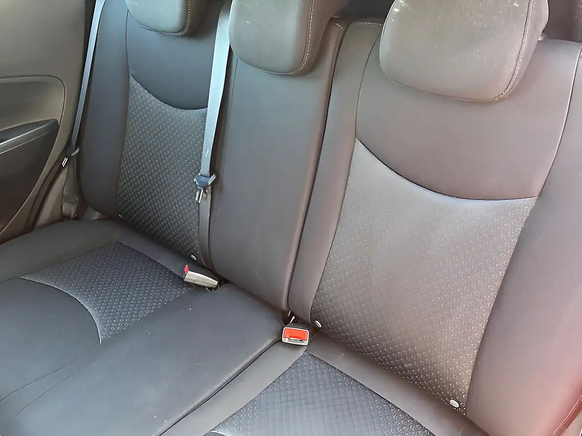 Used 2015 Vauxhall Viva Se Red - Interior and Exterior details 18