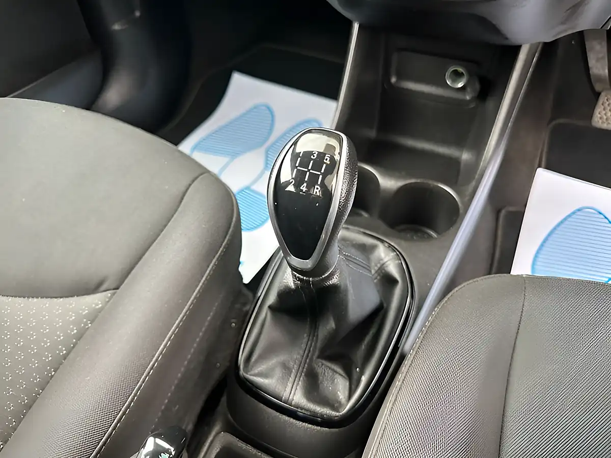 Used 2015 Vauxhall Viva Se White - Interior and Exterior details 15