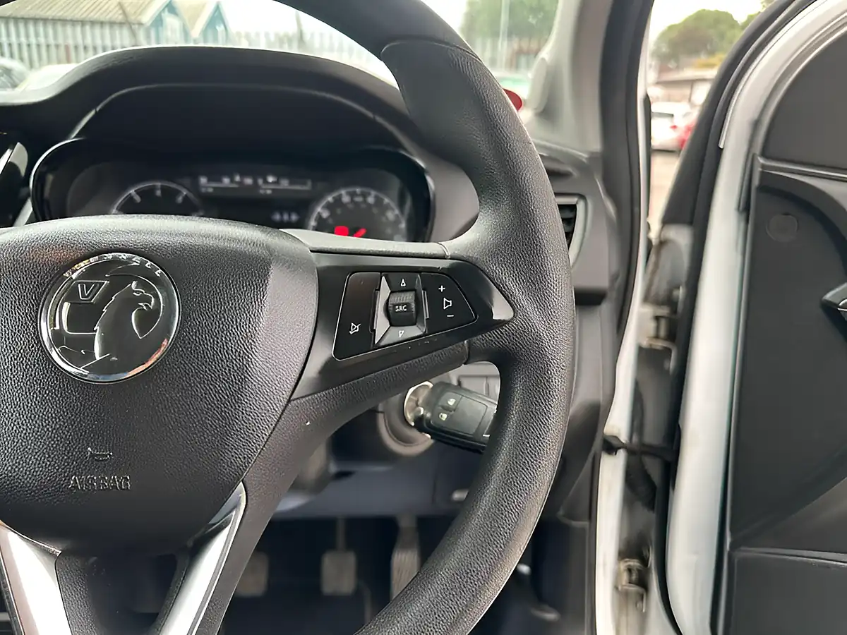 Used 2015 Vauxhall Viva Se White - Interior and Exterior details 16