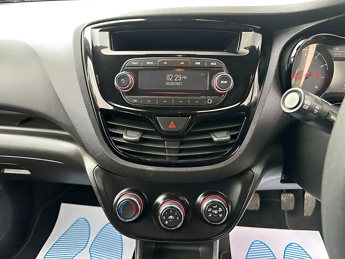Used 2015 Vauxhall Viva Se White - Interior and Exterior details 7