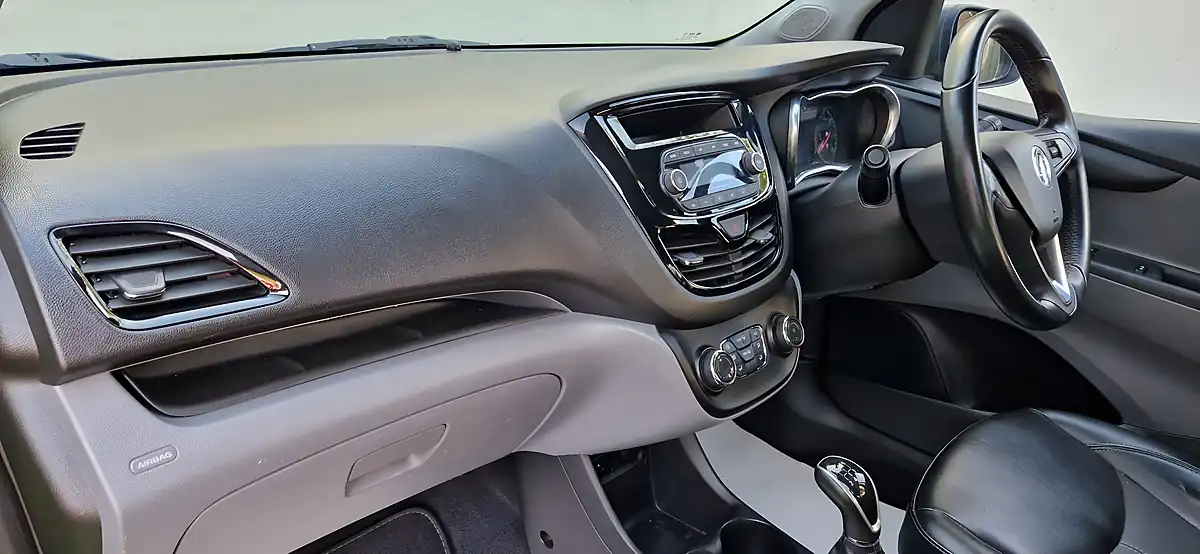 Used 2015 Vauxhall Viva Sl Green - Interior and Exterior details 12