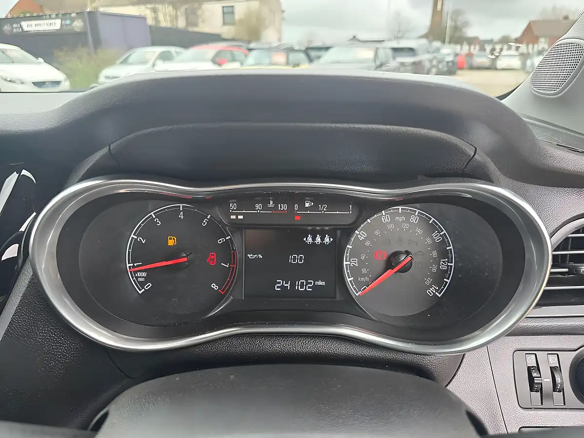 Used 2015 Vauxhall Viva Sl Purple - Interior and Exterior details 10