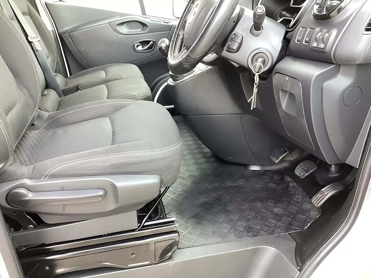 Used 2015 Vauxhall Vivaro 2700 Sportif Silver - Interior and Exterior details 12