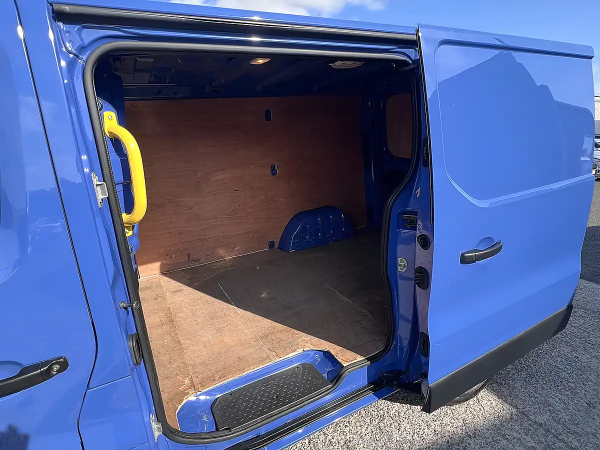 Used 2015 Vauxhall Vivaro 2900 Ecoflex L1H1 Blue - Interior and Exterior details 15