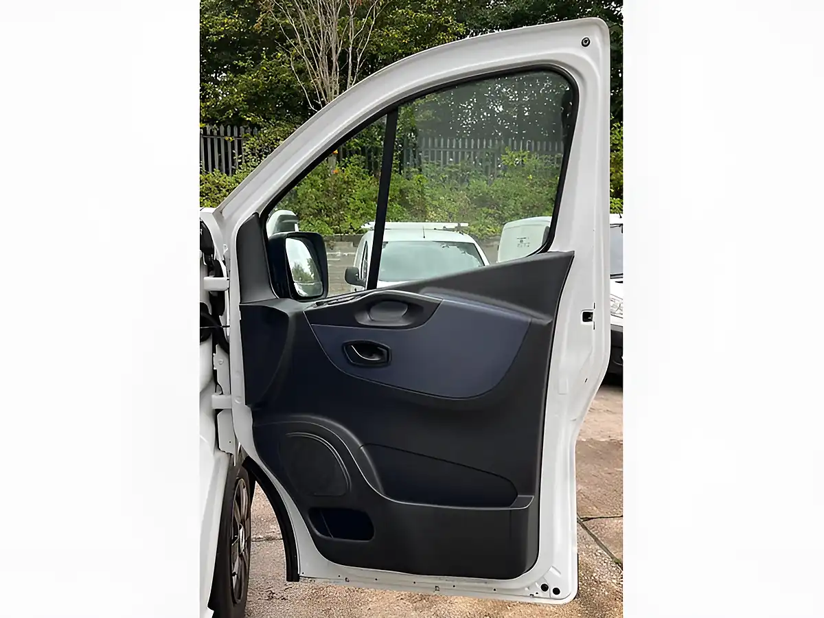 Used 2015 Vauxhall Vivaro 2900 L2 H1 Euro 5 White - Interior and Exterior details 15