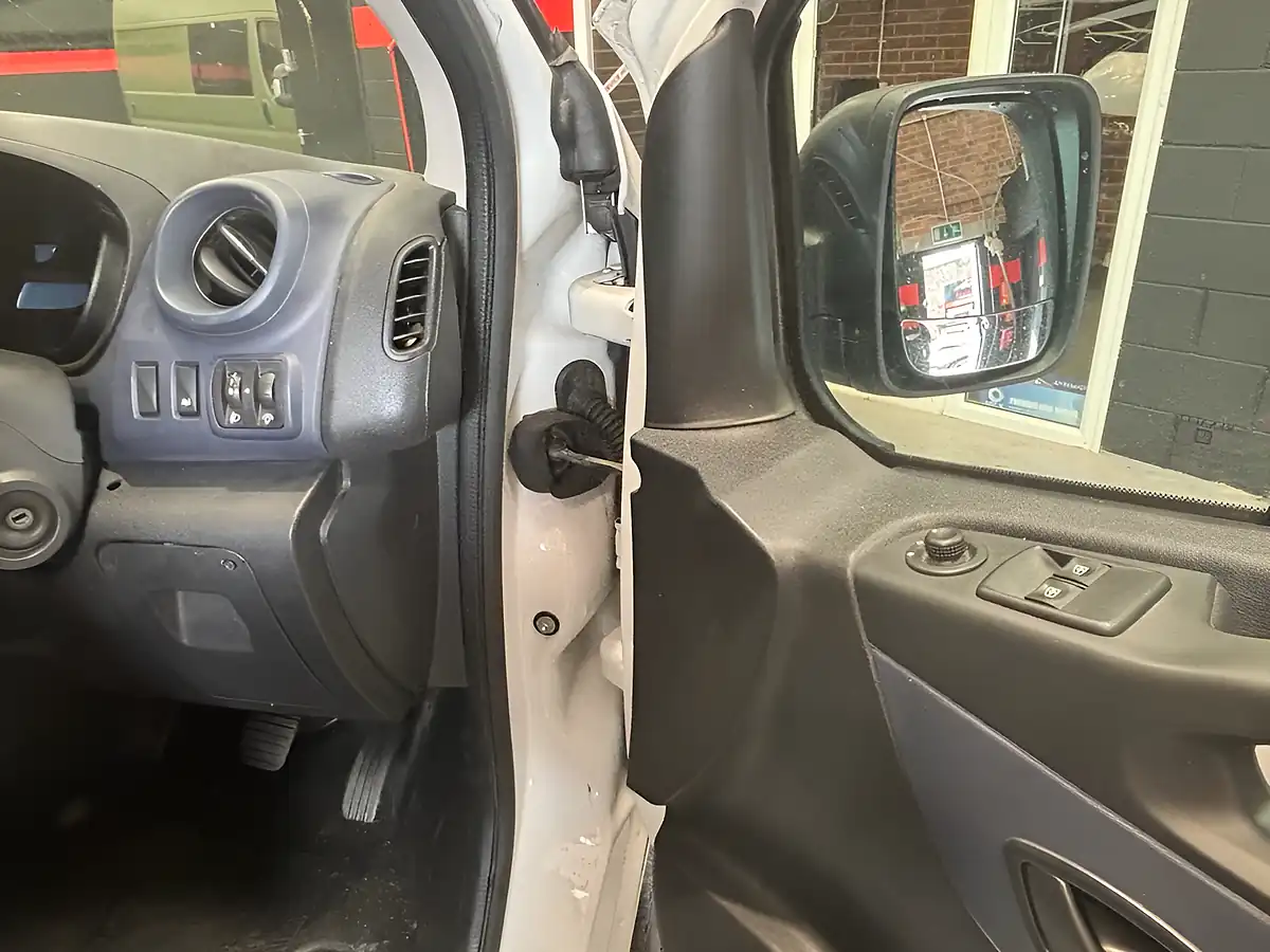 Used 2015 Vauxhall Vivaro Crew Van Double Cab White - Interior and Exterior details 6