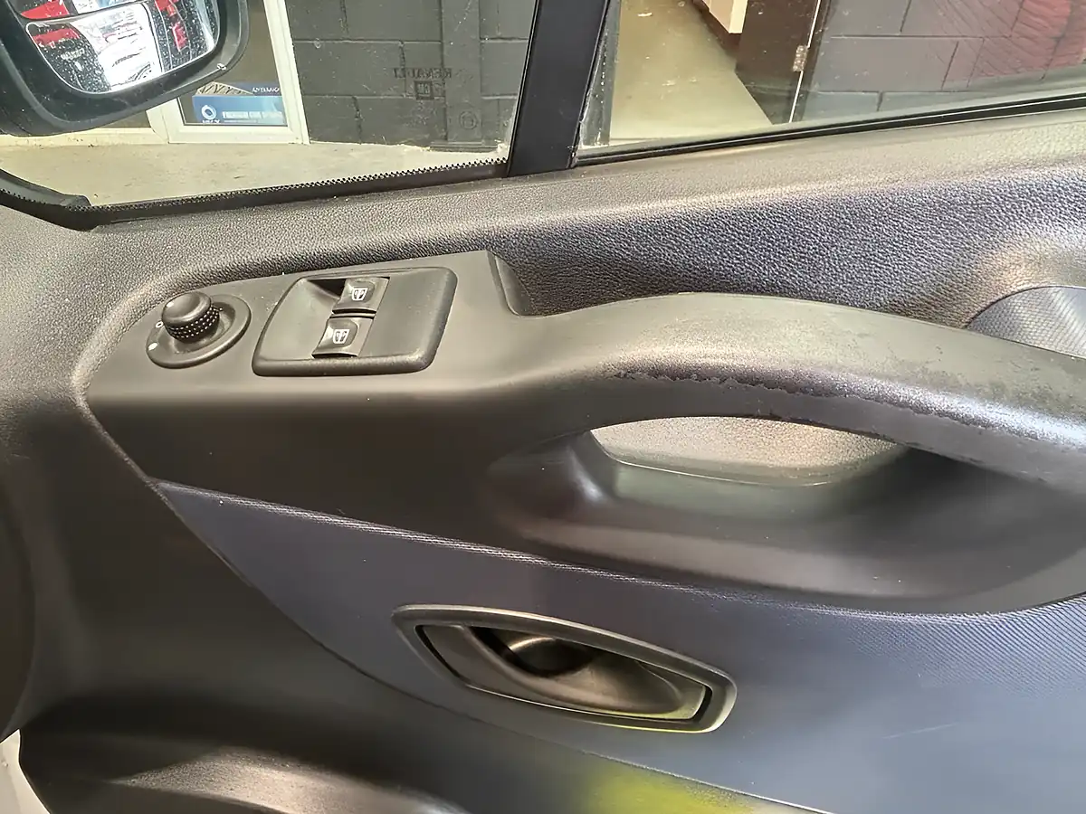 Used 2015 Vauxhall Vivaro Crew Van Double Cab White - Interior and Exterior details 7