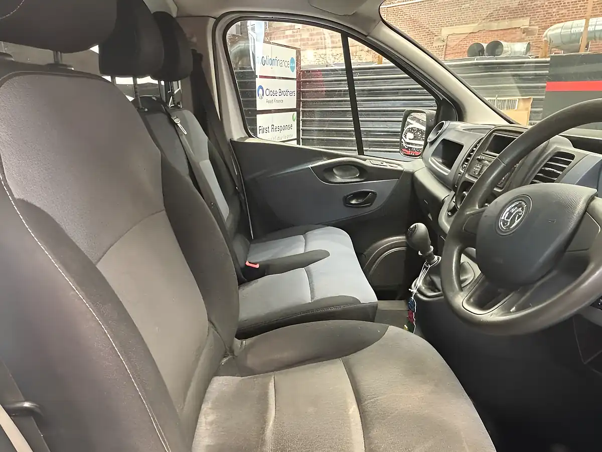 Used 2015 Vauxhall Vivaro Crew Van Double Cab White - Interior and Exterior details 8