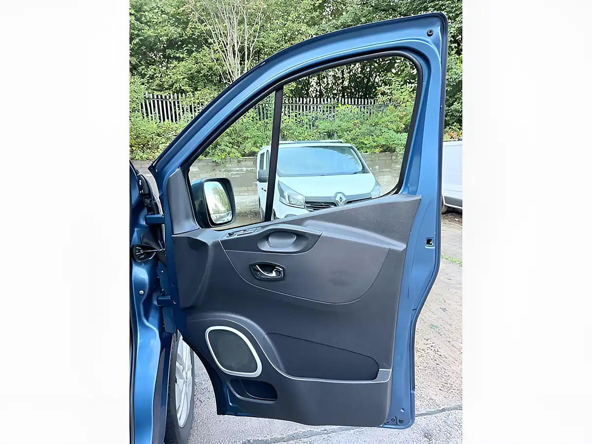 Used 2015 Vauxhall Vivaro Sportive Blue - Interior and Exterior details 14