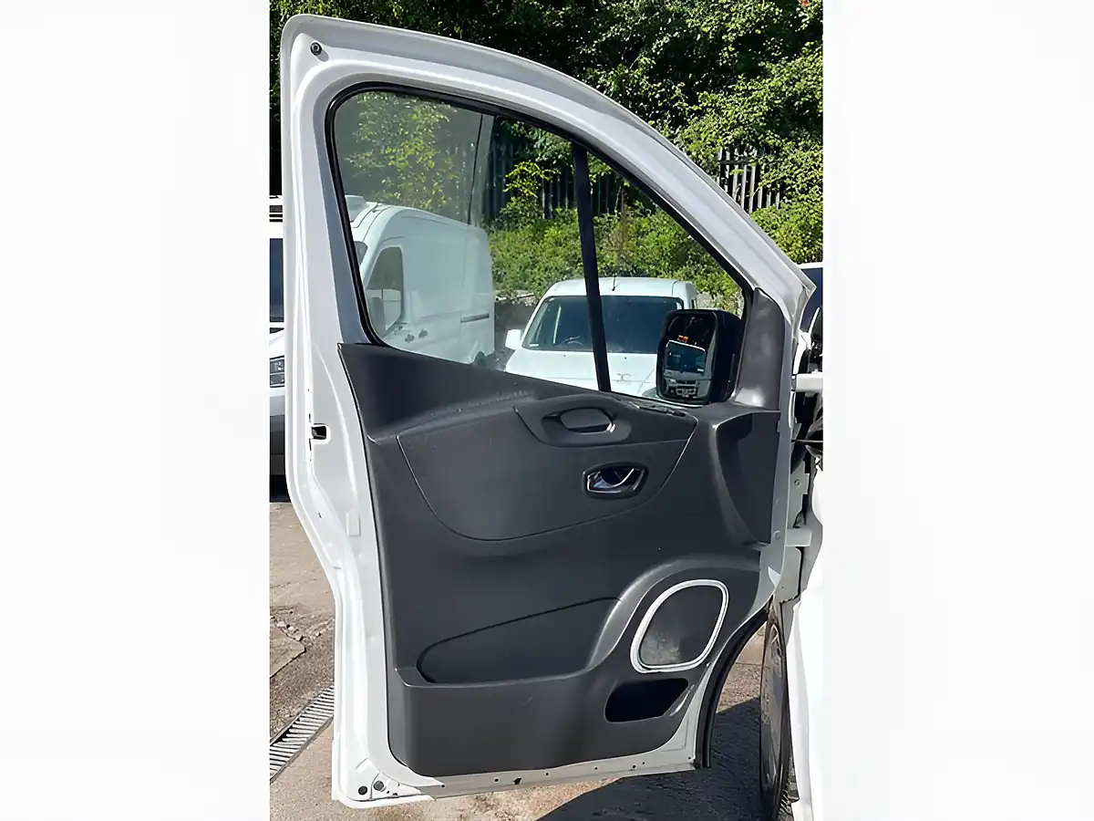 Used 2015 Vauxhall Vivaro Sportive L2 H1 White - Interior and Exterior details 18