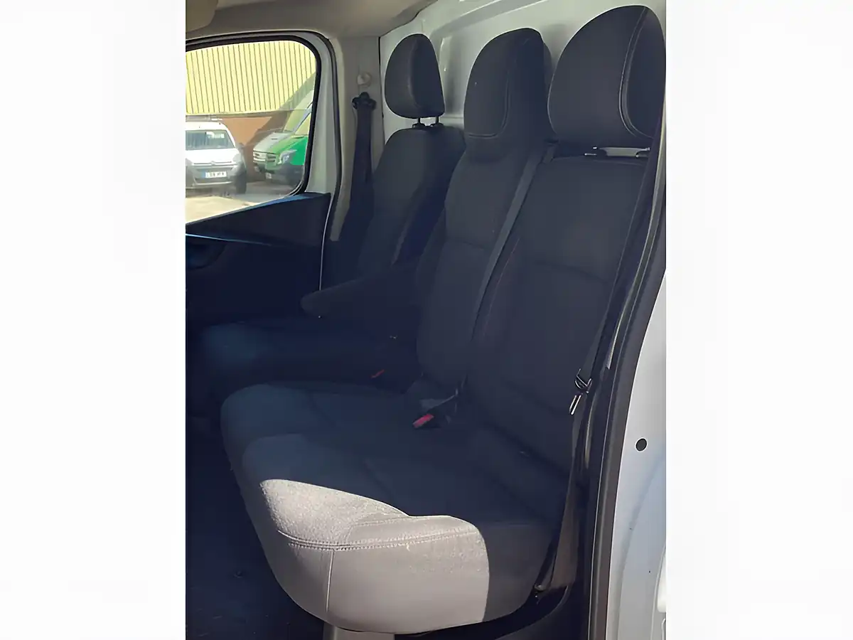 Used 2015 Vauxhall Vivaro Sportive L2 H1 White - Interior and Exterior details 19