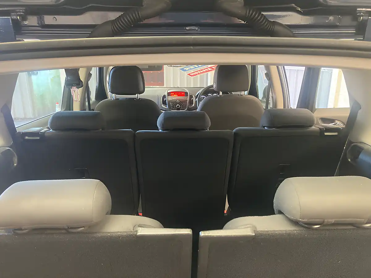 Used 2015 Vauxhall Zafira Tourer Design Blue - Interior and Exterior details 12