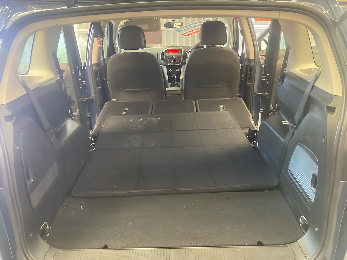 Used 2015 Vauxhall Zafira Tourer Design Blue - Interior and Exterior details 16