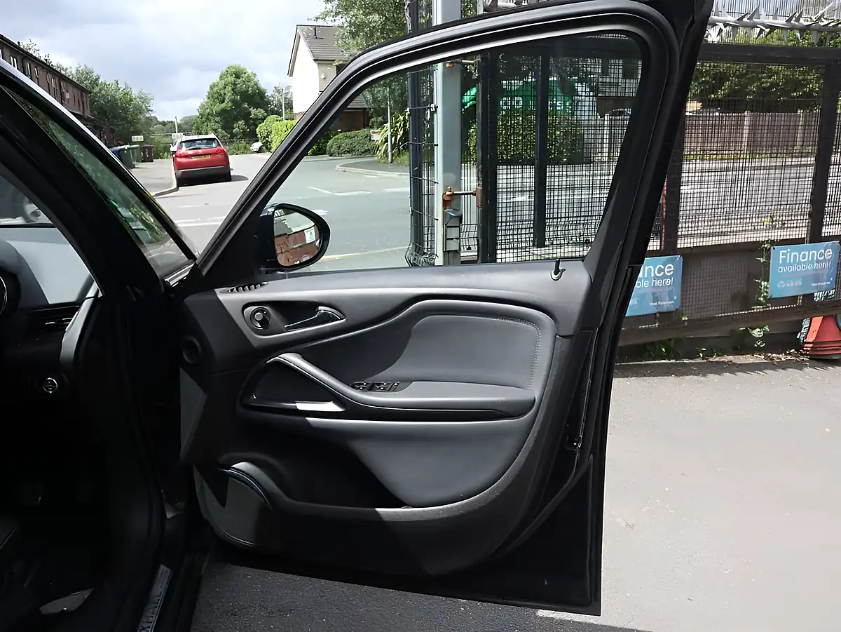 Used 2015 Vauxhall Zafira Tourer Elite Black - Interior and Exterior details 14