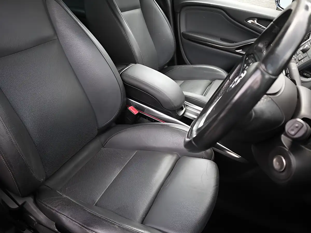 Used 2015 Vauxhall Zafira Tourer Elite Black - Interior and Exterior details 18