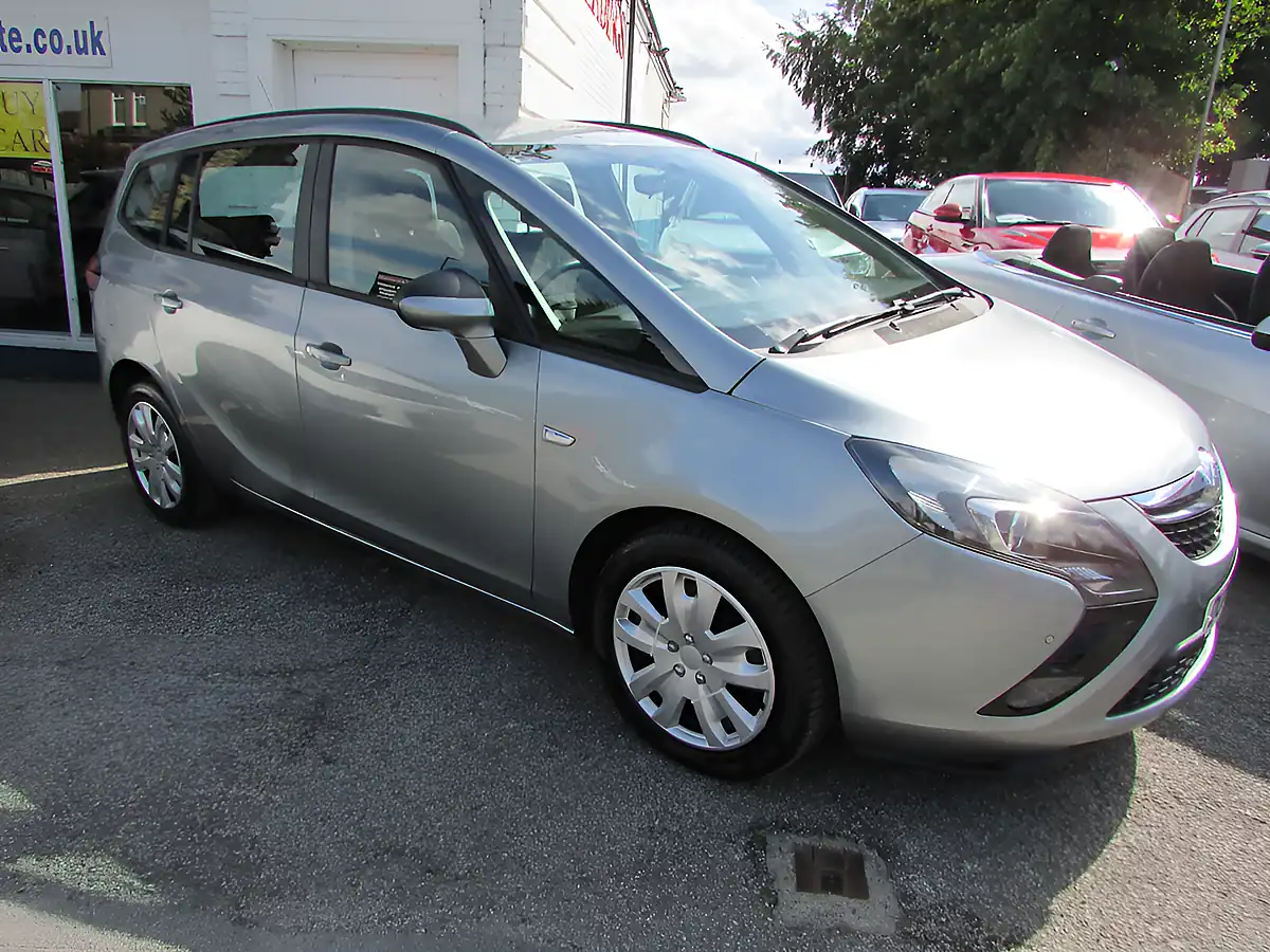 Used 2015 Vauxhall Zafira Tourer Exclusiv Silver - Front View