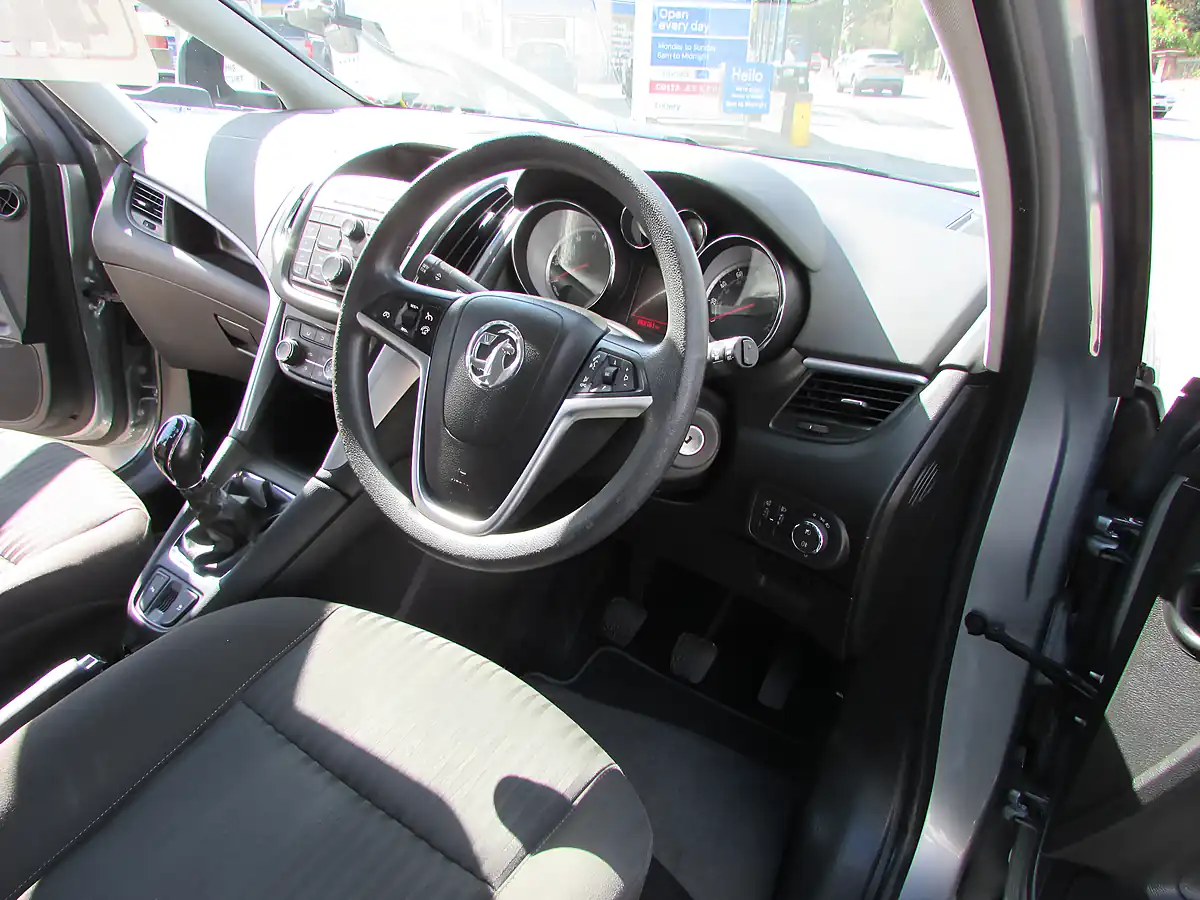 Used 2015 Vauxhall Zafira Tourer Exclusiv Silver - Interior and Exterior details 5
