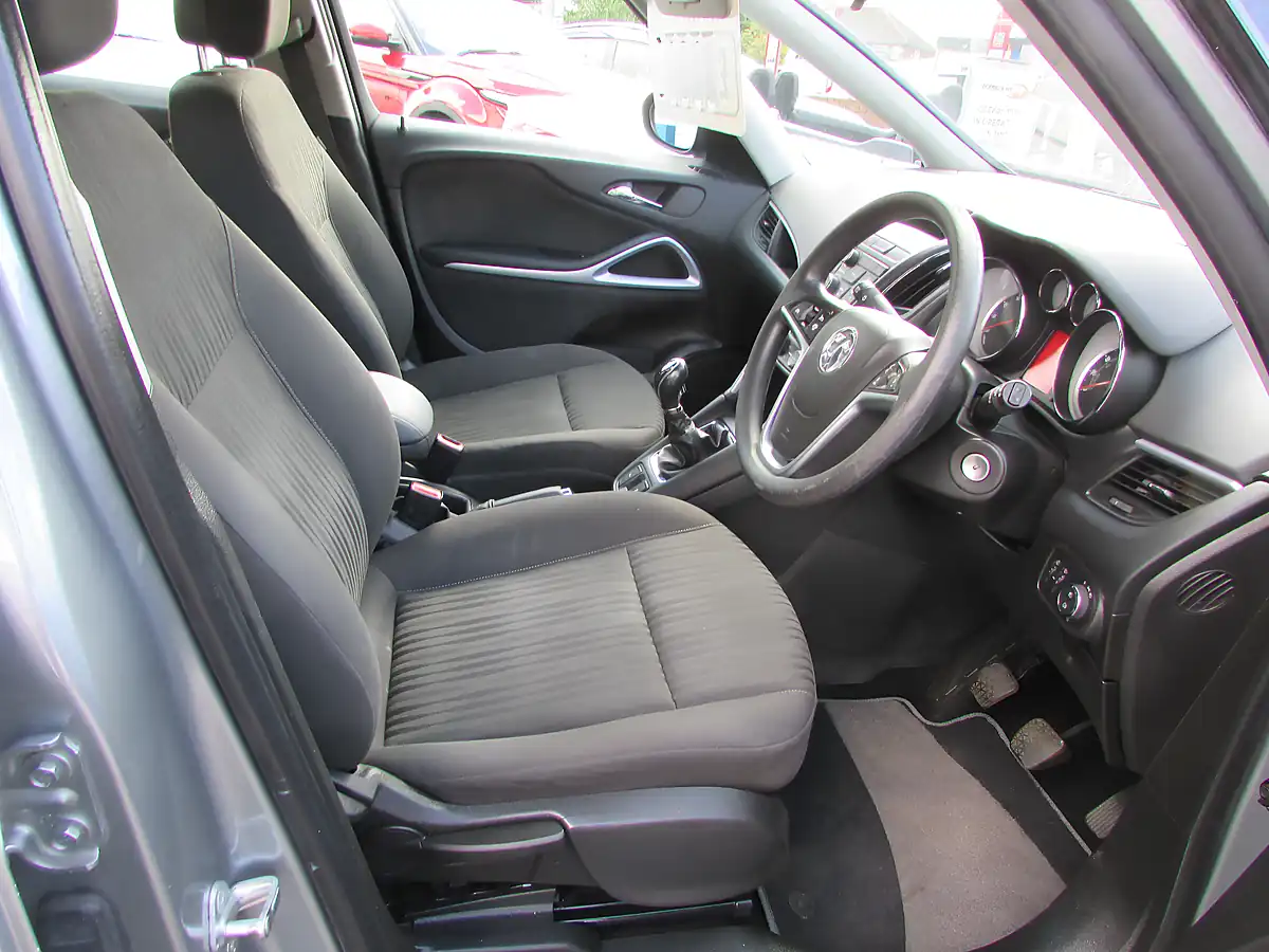 Used 2015 Vauxhall Zafira Tourer Exclusiv Silver - Interior and Exterior details 9