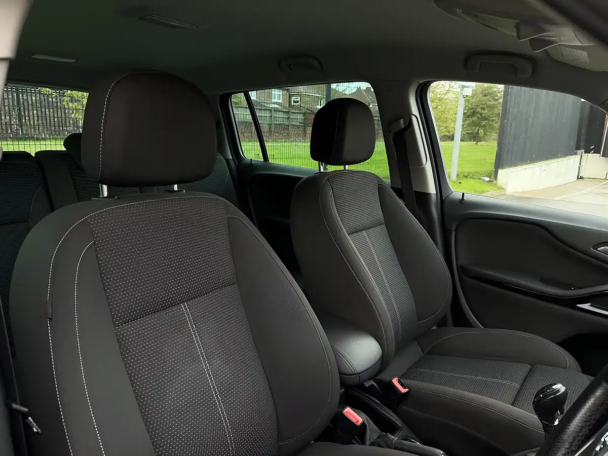 Used 2015 Vauxhall Zafira Tourer Sri Blue - Interior and Exterior details 12