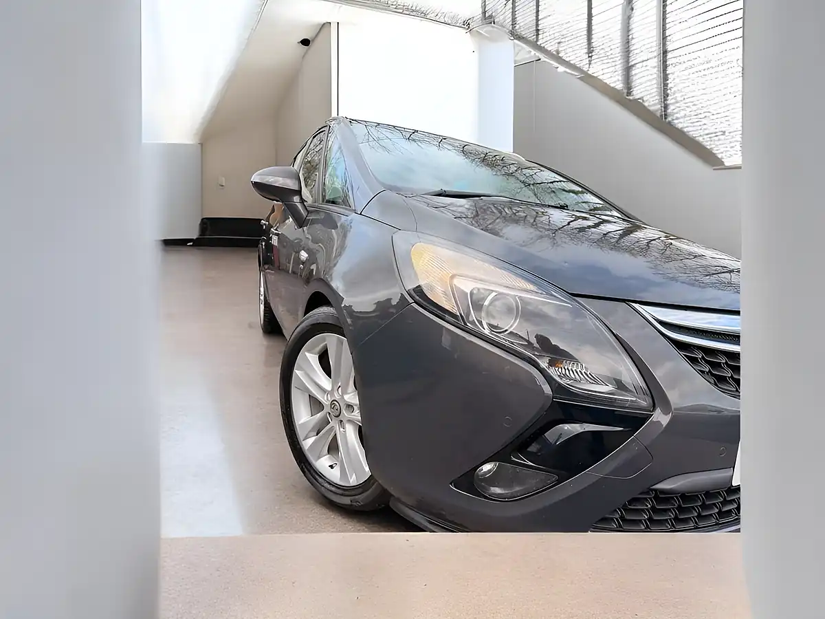Used 2015 Vauxhall Zafira Tourer Sri Grey - Interior and Exterior details 10