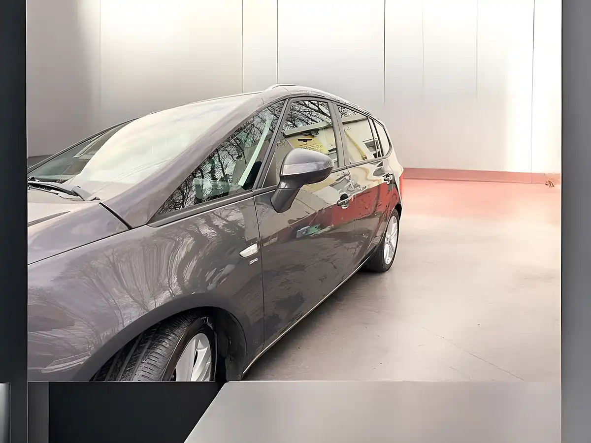 Used 2015 Vauxhall Zafira Tourer Sri Grey - Interior and Exterior details 11