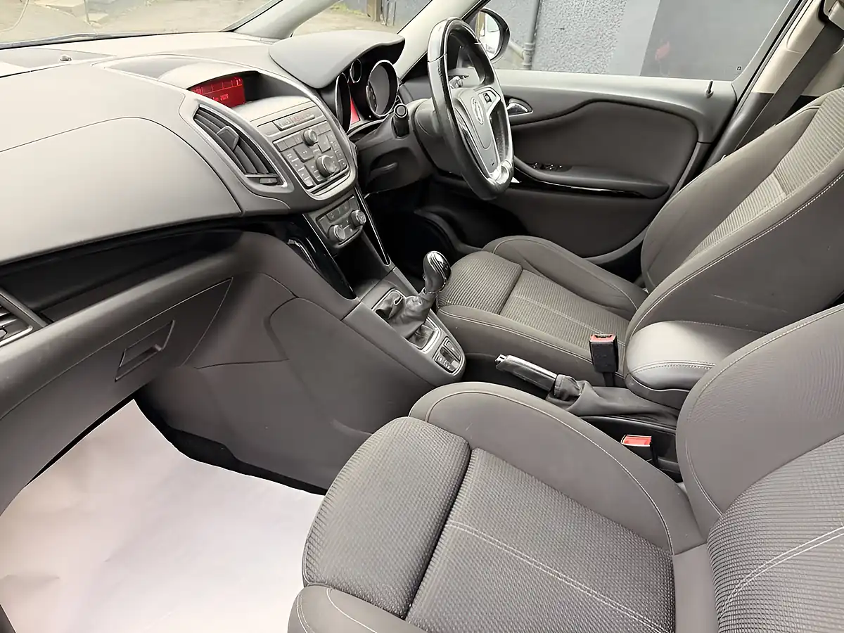 Used 2015 Vauxhall Zafira Tourer Sri Grey - Interior and Exterior details 13