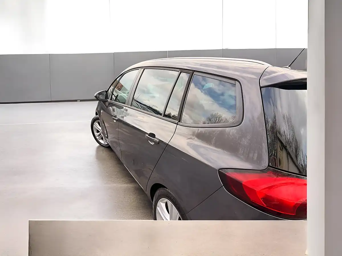 Used 2015 Vauxhall Zafira Tourer Sri Grey - Interior and Exterior details 7