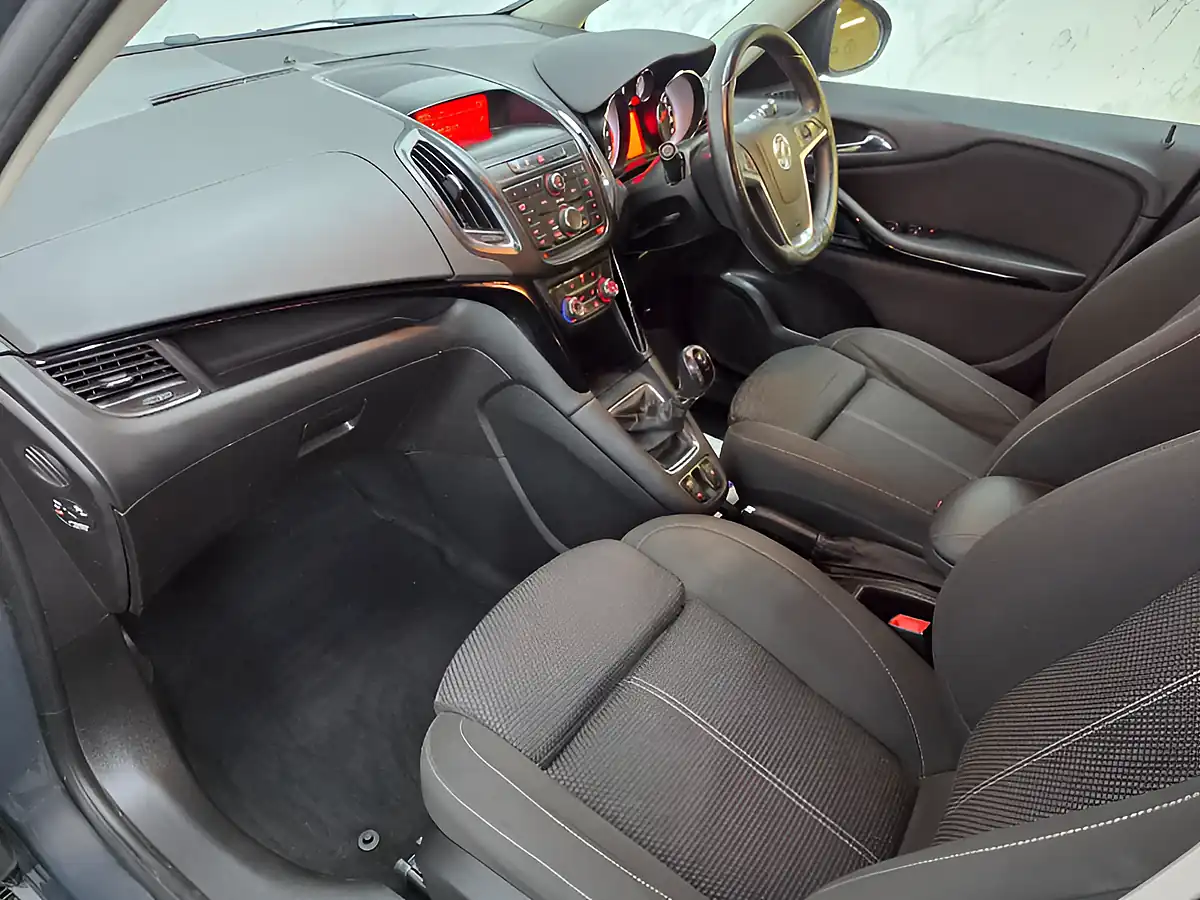 Used 2015 Vauxhall Zafira Tourer Sri Grey - Interior and Exterior details 12