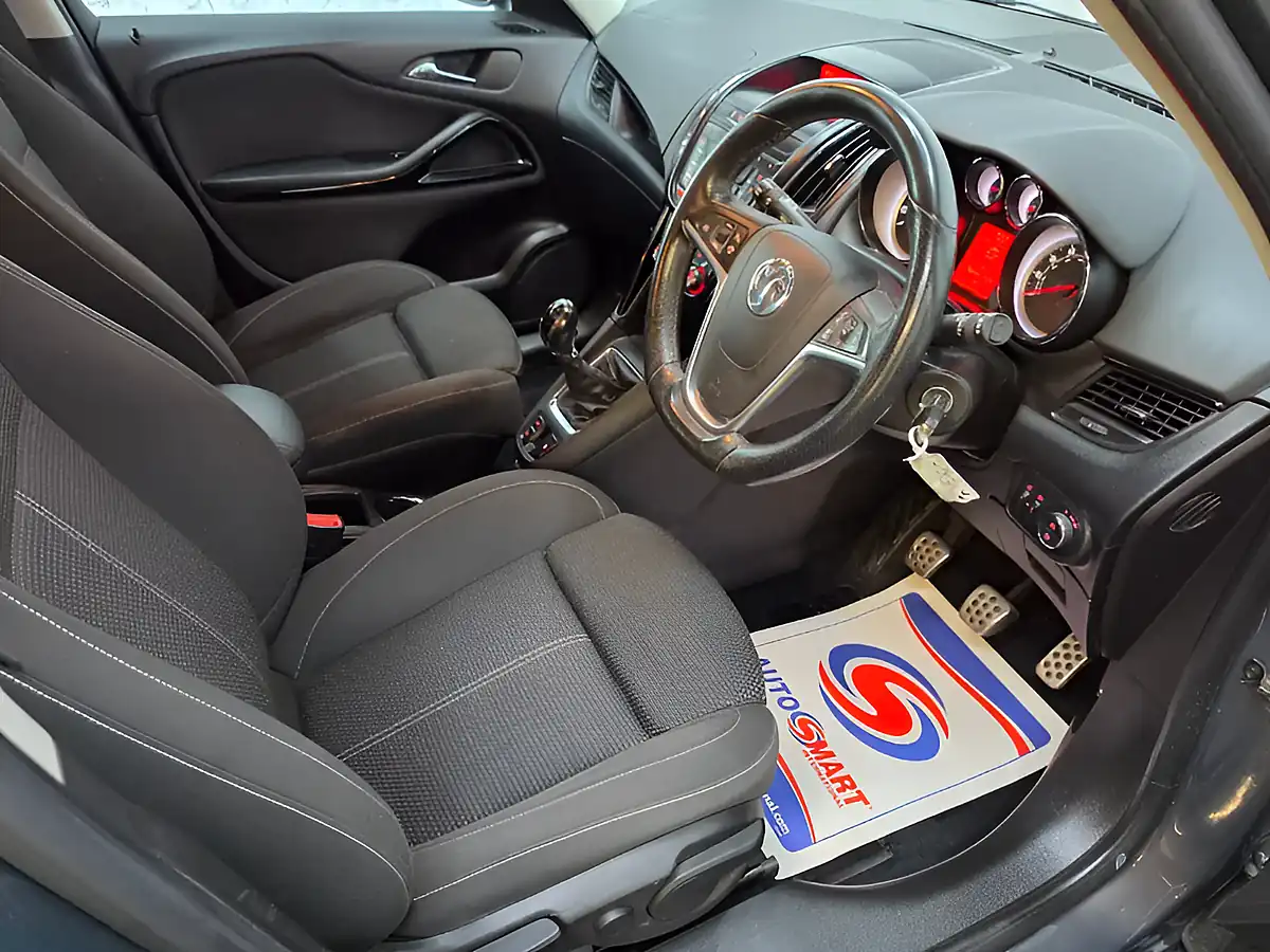 Used 2015 Vauxhall Zafira Tourer Sri Grey - Interior and Exterior details 13