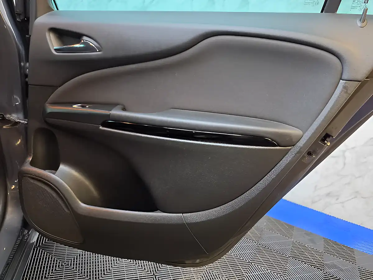 Used 2015 Vauxhall Zafira Tourer Sri Grey - Interior and Exterior details 18