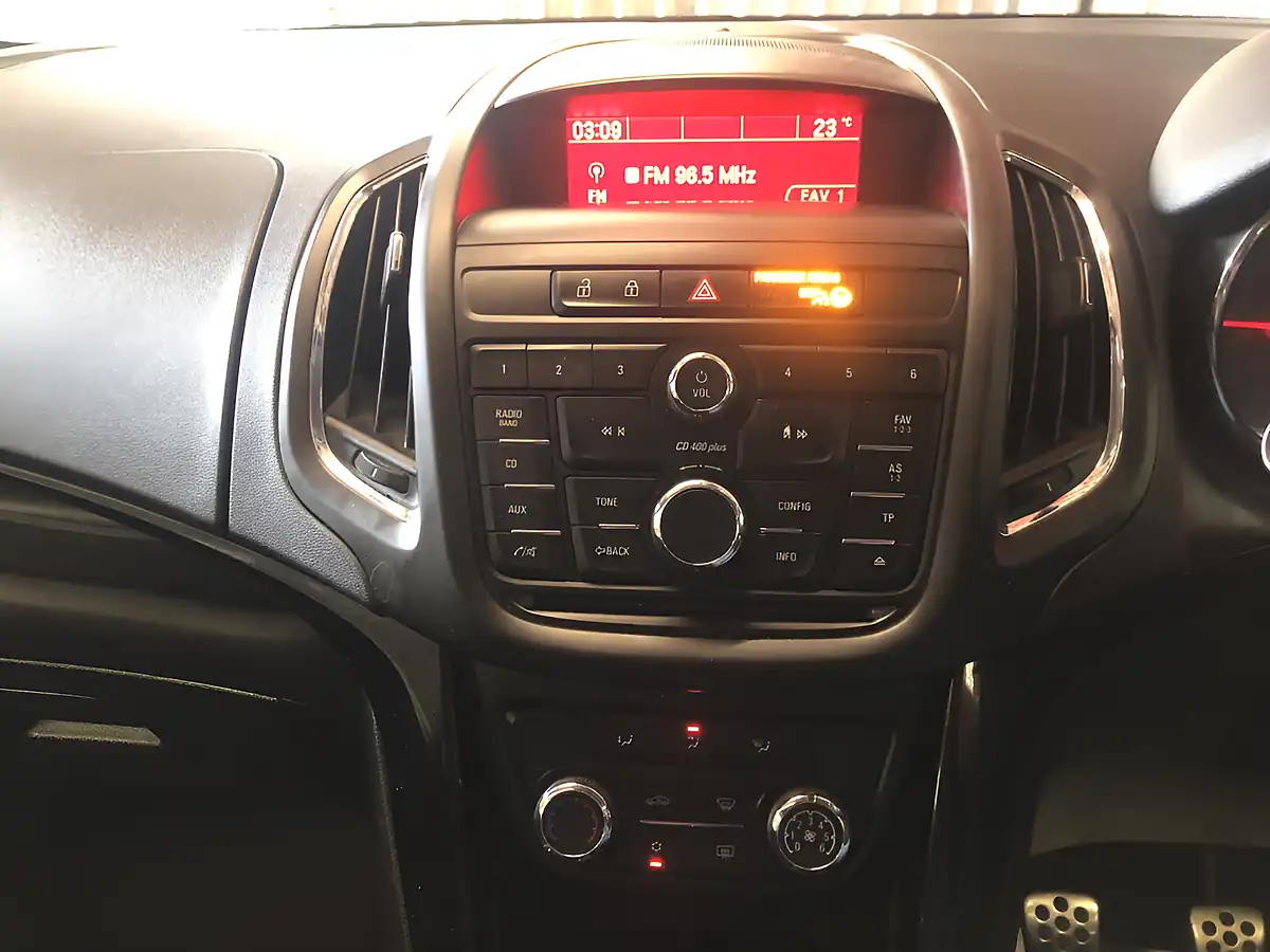 Used 2015 Vauxhall Zafira Tourer Sri Red - Interior and Exterior details 11