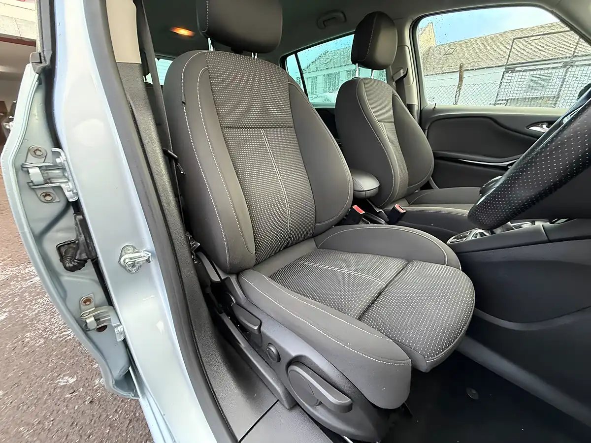 Used 2015 Vauxhall Zafira Tourer Sri Silver - Interior and Exterior details 10