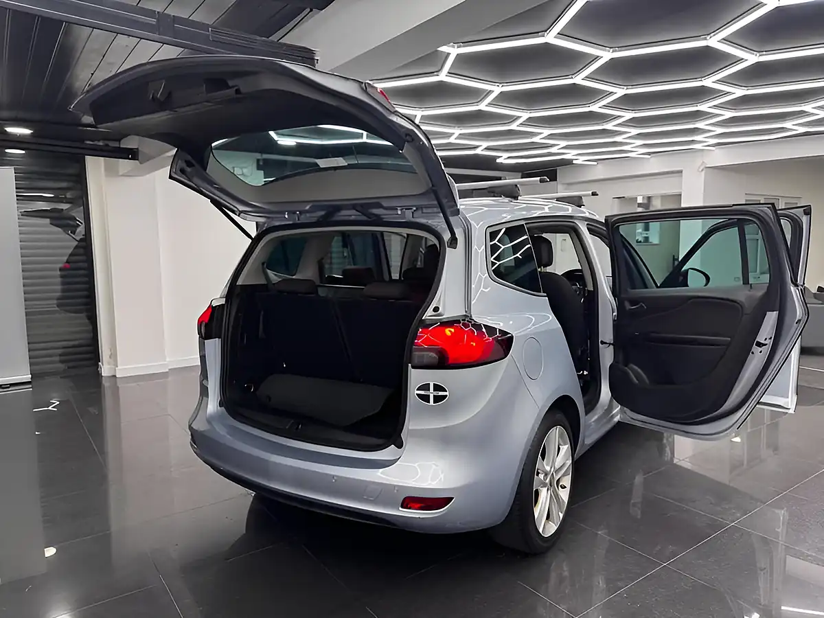 Used 2015 Vauxhall Zafira Tourer Sri Silver - Interior and Exterior details 10