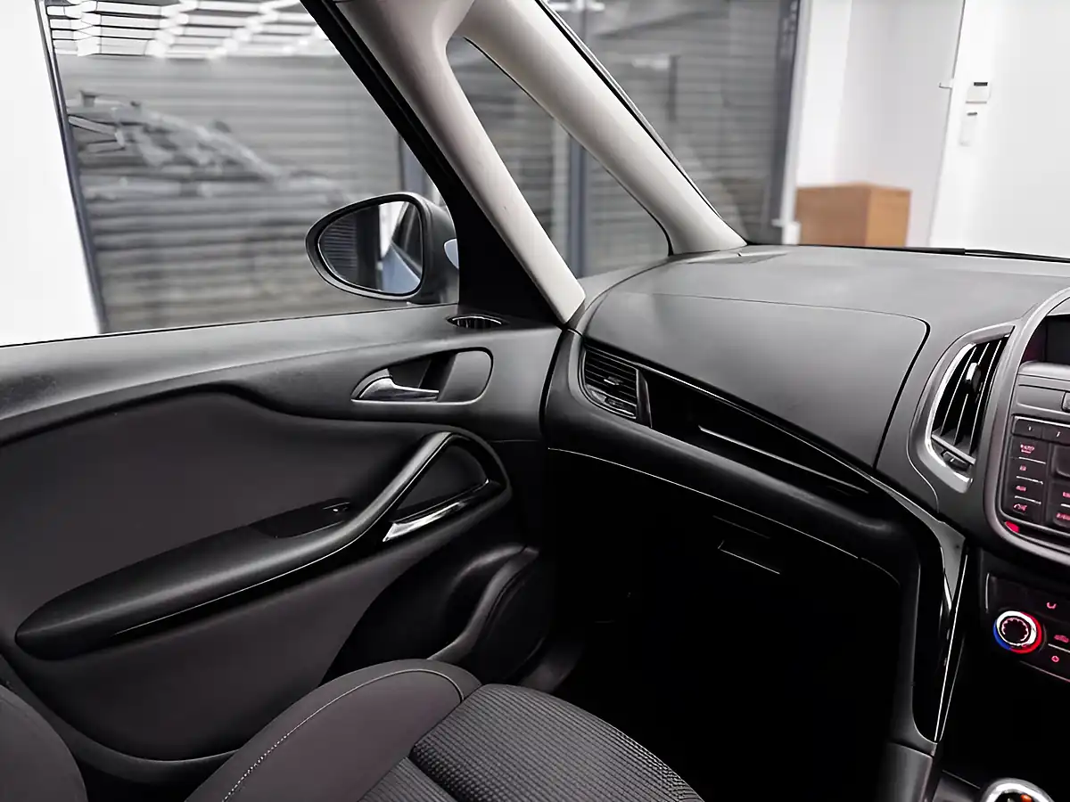 Used 2015 Vauxhall Zafira Tourer Sri Silver - Interior and Exterior details 11