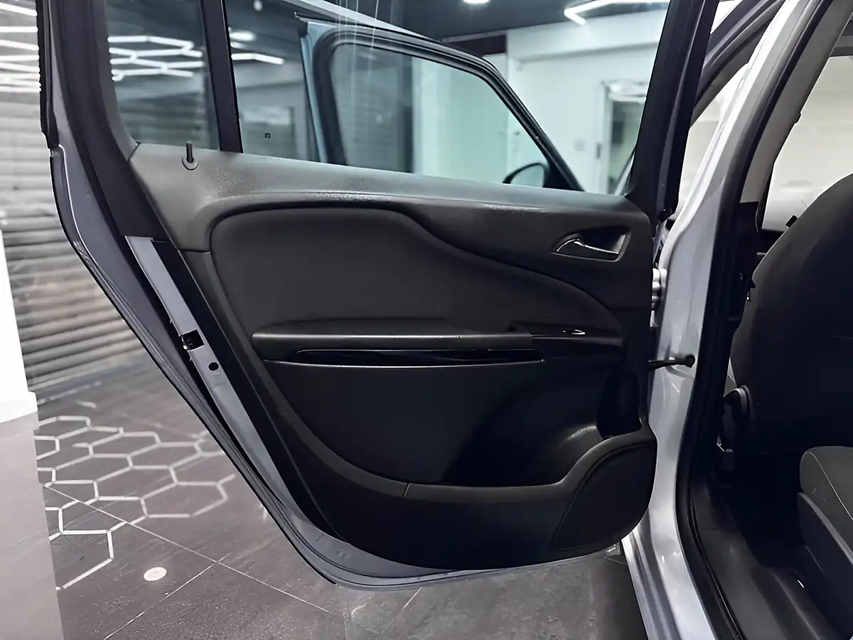 Used 2015 Vauxhall Zafira Tourer Sri Silver - Interior and Exterior details 13