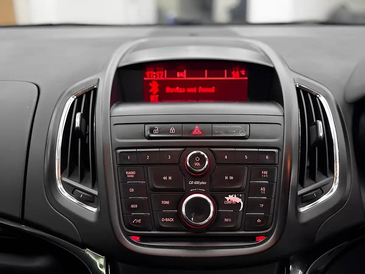 Used 2015 Vauxhall Zafira Tourer Sri Silver - Interior and Exterior details 15