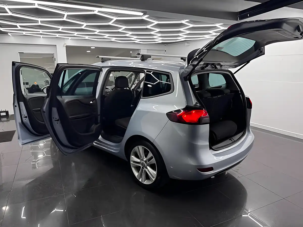 Used 2015 Vauxhall Zafira Tourer Sri Silver - Interior and Exterior details 9