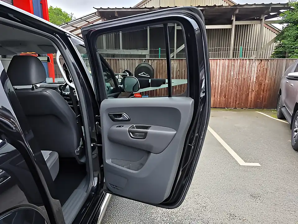 Used 2015 Volkswagen Amarok Ultimate Black - Interior and Exterior details 18