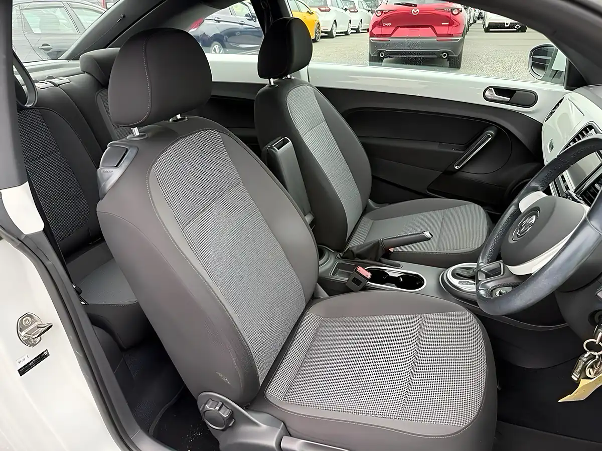 Used 2015 Volkswagen Beetle Design White - Interior and Exterior details 10