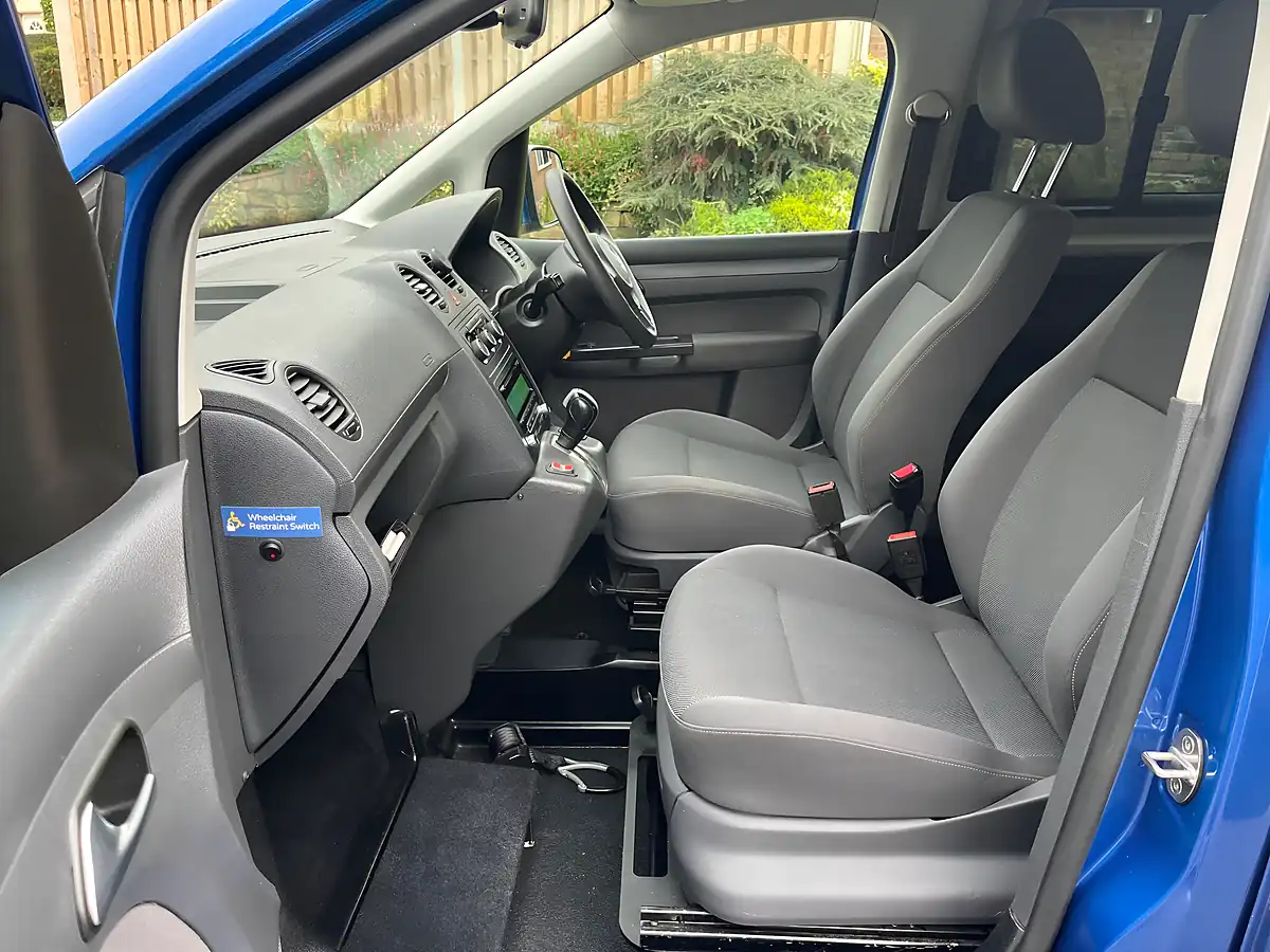 Used 2015 Volkswagen Caddy Life Blue - Interior and Exterior details 15